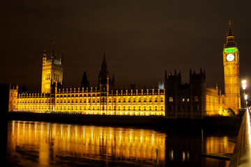 Fototapeta na wymiar Parlament bei Nacht