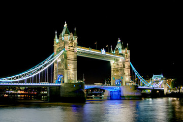 Fototapeta na wymiar Tower-Bridge bei Nacht