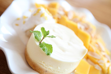 Cheese cake with mango