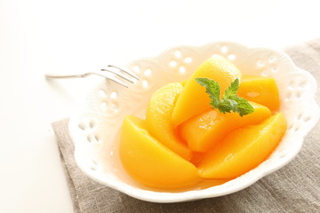 Fototapeta na wymiar freshness peach on bowl with mint for gourmet dessert