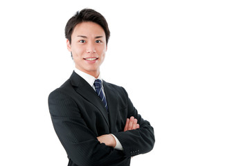 腕組みする若いビジネスマン