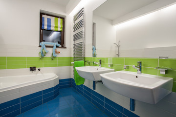 Travertine house - colorful bathroom