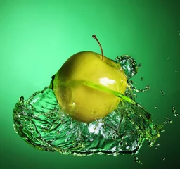 Crédence de cuisine en verre imprimé Éclaboussures deau pomme en jus