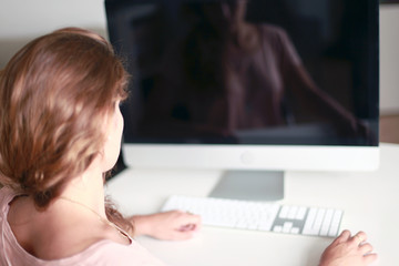 Junge Frau am Computer