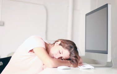 Obraz na płótnie Canvas Kobieta śpi przed komputerem