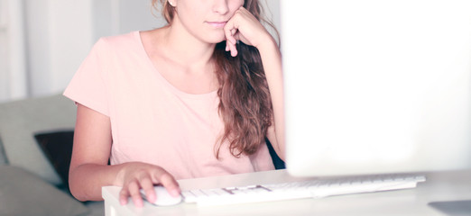 Hübsche Frau am Schreibtisch