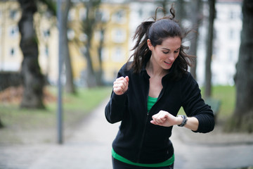 Hübsche Frau beim Joggen