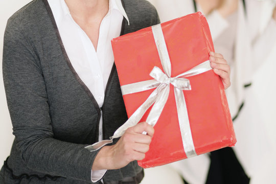 Frau packt Geschenk aus