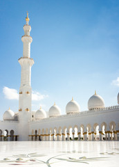 Fototapeta na wymiar Minaret Wielkiego Meczetu Sheikh Zayed w Abu Dhabi, Zjednoczone Emiraty Arabskie