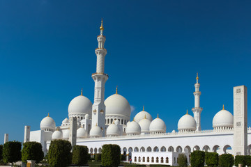 Fototapeta na wymiar Sheikh Zayed Grand Mosque w Abu Dhabi, Zjednoczone Emiraty Arabskie