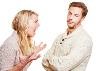 Frau schreit ihren Partner an