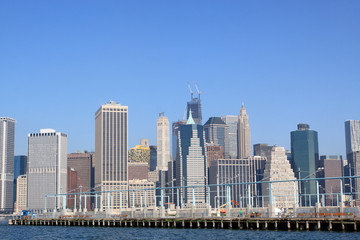 Obraz premium Lower Manhattan Skyline and Skyscrapers on a Clear Blue Sky