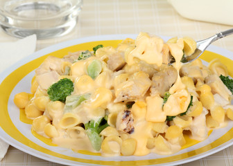 Cheesy Macaroni, Chicken and Broccoli