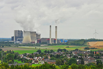 Obraz premium Kohlekraftwerk und Windrad
