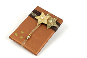 Geschenk mit goldenen Sternen