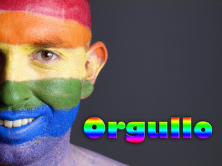 Hombre bandera gay y sonriendo. Concepto de orgullo.