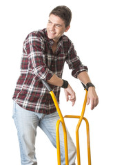 Fototapeta na wymiar Uśmiechnięty człowiek z wózkiem wykorzystać do transportu