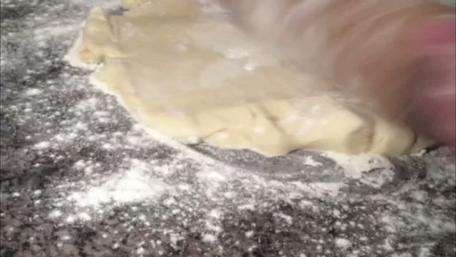 Kuchenteig ausrollen