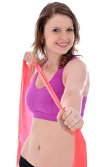 Junge Frau trainiert mit Gummiband