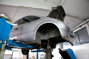 reparation of car at service