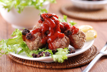 polpette di carne di manzo con salsa di pomodoro
