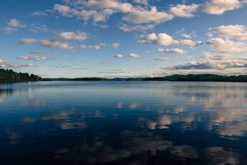 Fototapeta na wymiar Szwedzki krajobraz jezioro