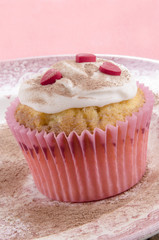 valentinstag cupcake mit herzen und kakao pulver