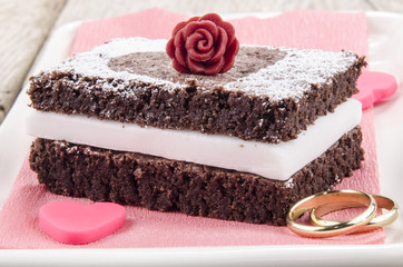 Valentinstag Kuchen mit einer roten Rose und Puderzucker