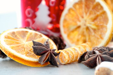 Weihnachtlche Gewürze / Sternanis + Orangenscheiben u. -schalen