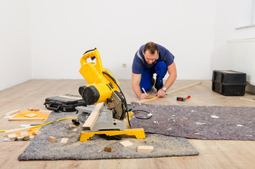 handwerker beim anzeichnen