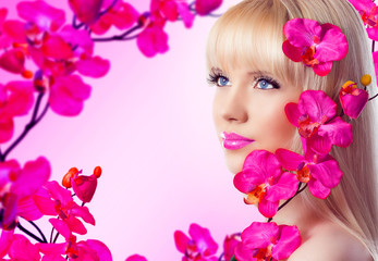 Obraz na płótnie Canvas Piękna blondynka kobieta z kwiatami