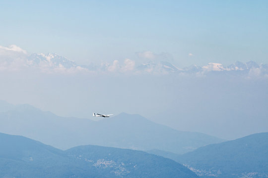 Segelflugzeug über den Bergen, Alpen