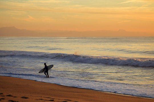 Le surfeur à Anglet près de Biarritz