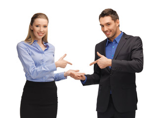 Obraz premium man and woman making a gun gesture