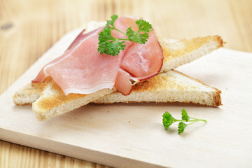 Toast mit rohem Schinken