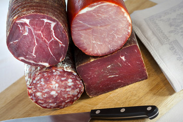Bacon, saucisson, copa, viande des grisons, charcutetrie