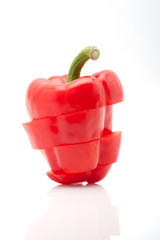 Dekoration Küche: rote Paprika in Scheiben isoliert auf weiß