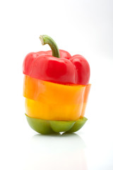 frische bunte Paprika in Scheiben isoliert auf weiß