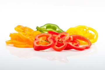 frische Paprika in Scheiben isoliert auf weiß