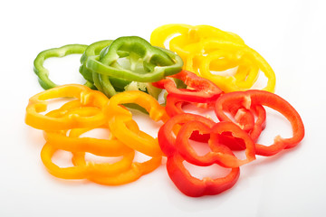 frische Paprika in Scheiben isoliert auf weiß
