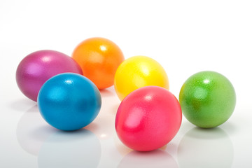 bunte farbige Ostereier auf weissem Hintergrund