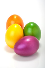 bunte farbige Ostereier auf weissem Hintergrund