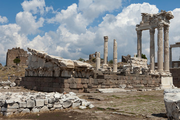 Fototapeta na wymiar Świątynia Trajana Pergamon na Akropolu