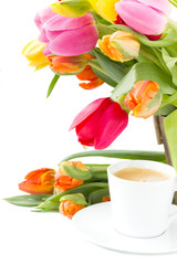 Fototapeta na wymiar filiżanka kawy z tulipanów
