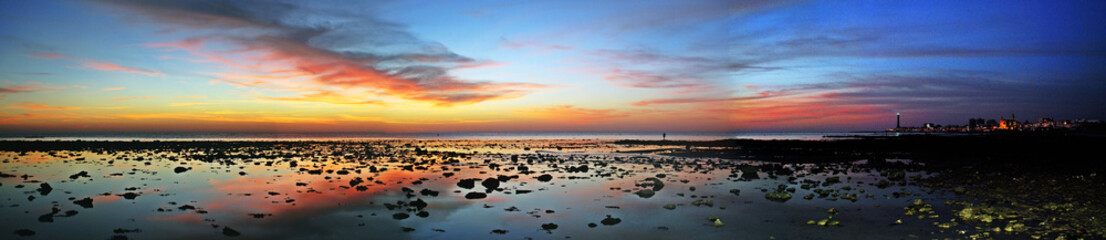 Obraz premium PANORÁMICA. DE UN ATARDECER EN LA PLAYA DE CHIPIONA. CÁDIZ.ANDALUCÍA 