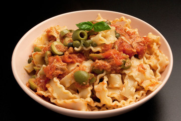 Reginette con sugo di pomodoro, capperi, olive verdi e tonno