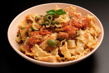 Reginette con sugo di pomodoro, capperi, olive verdi e tonno