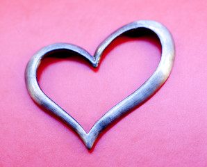 coeur acier fond rouge
