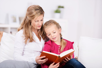 mutter und tochter lesen ein buch