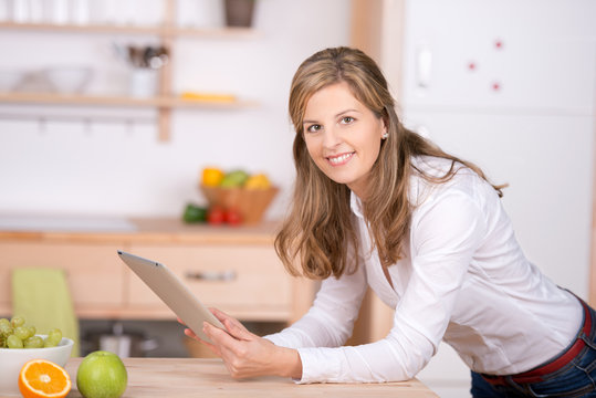 frau mit touchpad in der küche